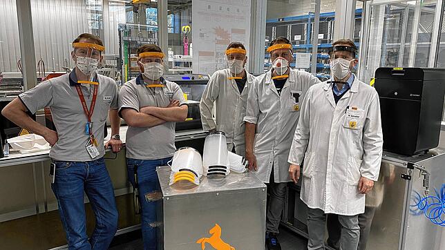 Die Männer der Abteilung Industrie 4.0 der Firma Continental in Villingen mit ihren Schutzmasken aus dem 3-D-Drucker: Von links: Michael ...