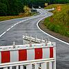 Die Straßenmarkierung ist fertig, die Schilder stehen, doch die geplante Teilfreigabe der B 31-neu ab August hat viele Kritiker.