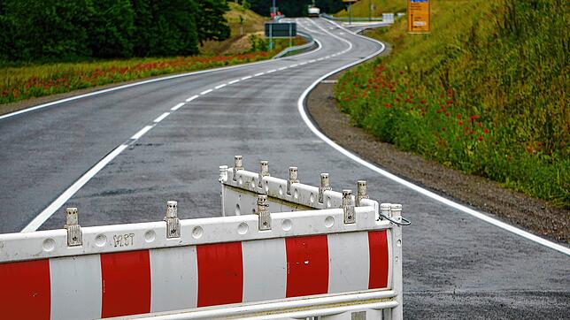 Die Straßenmarkierung ist fertig, die Schilder stehen, doch die geplante Teilfreigabe der B 31-neu ab August hat viele Kritiker.