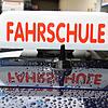 Trotz der Hinweisschilder &bdquo;Fahrschule&ldquo; nehmen viele Autofahrer keine Rücksicht. Das sorgt für Stress bei den Schülern und ...