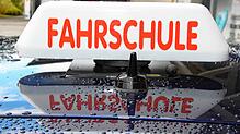 Trotz der Hinweisschilder &bdquo;Fahrschule&ldquo; nehmen viele Autofahrer keine Rücksicht. Das sorgt für Stress bei den Schülern und ...