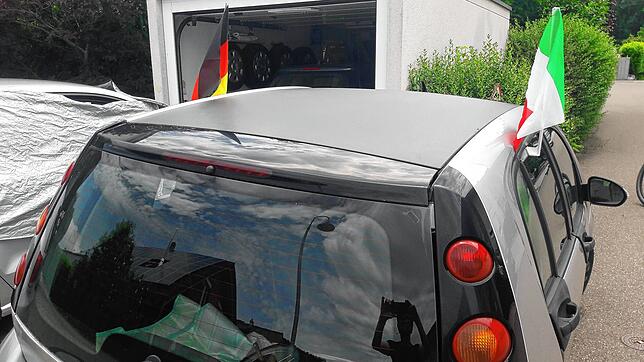 Nur eine Mannschaft kann die Fußball-EM gewinnen. Doch manche Fans, hier ein Auto in Tiengen, zeigen sich flexibel und halten sich zum ...