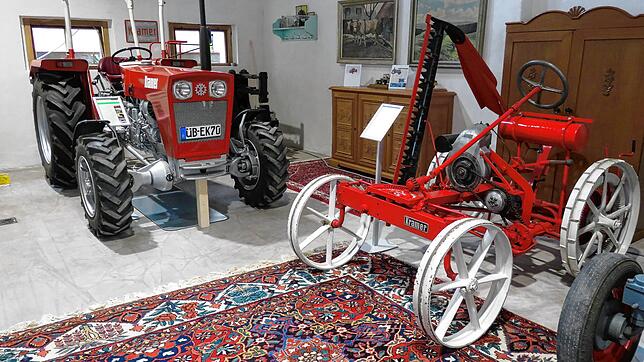 Nebeneinander, einer der letzten Schlepper, ein KL 514 und daneben eine der ersten Motormäher aus den Anfängerjahren der Firma Kramer.