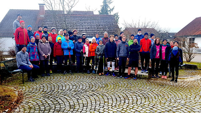 Mit viel guter Laune und Spaß am gemeinsamen Laufen treffen sich 38 laufbegeisterte Owinger zum gemeinsamen Silvesterlauf.