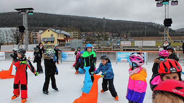 Die Blumberger Eisbahn lockt jedes Mal zahlreiche Schlittschuh- und Wintersportfans aufs Eis.