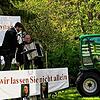 Georgi Mundrov und Roman Kupferschmid geben am 3. Mai vom Wagen herab ein mobiles Wunschkonzert.