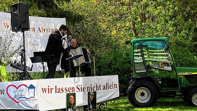 Georgi Mundrov und Roman Kupferschmid geben am 3. Mai vom Wagen herab ein mobiles Wunschkonzert.