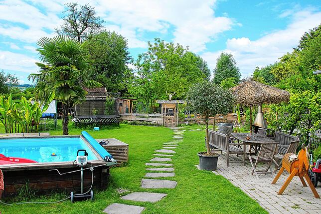 Bild 1: Mitten im Konstanzer Stadtteil Paradies gibt es ein kleines Tier-Paradies. Der neueste Bewohner ist Minischwein-Ferkel Rudi.