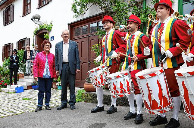 Winfried Kretschmannund seine Frau Gerlinde während einer privaten Feier anlässlich seines 70. Geburtstags im Jahr 2018 vor ihrem ...