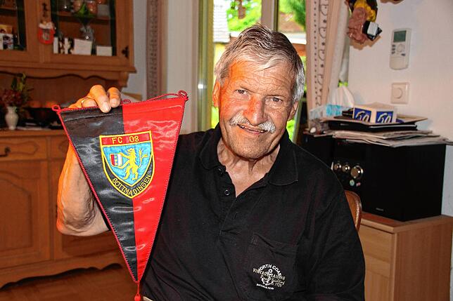 Der frühere Geschäftsführer und Organisator Walter Benz mit dem Wimpel des FC 08 Gottmadingen.
