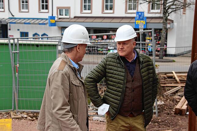 Architekt Rosenfelder und Stadtbaumeister Tröndle im Gespräch über den Roten Löwen.