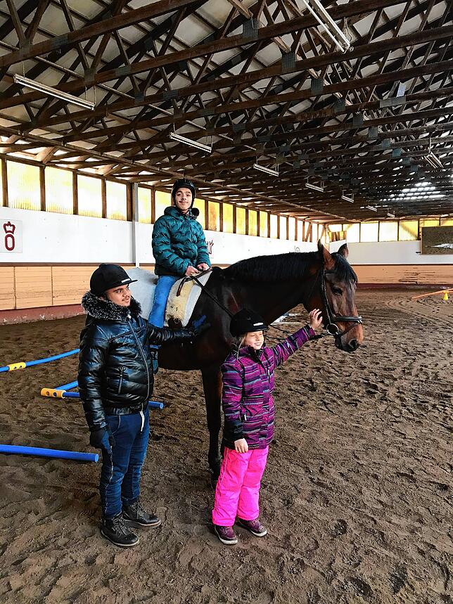 Heilpädagogisches Reiten und Voltigieren ist seit 1991 fester Bestandteil des Unterrichts für Schul- und Kindergartenkinder. Abdel, ...
