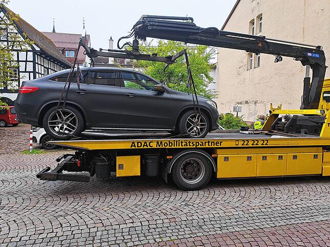 Sobald die Abschlepparbeiten beginnen, muss gezahlt werden. Ist das Auto bereits aufgeladen, wie hier in der Bärengasse Ende April, gilt ...