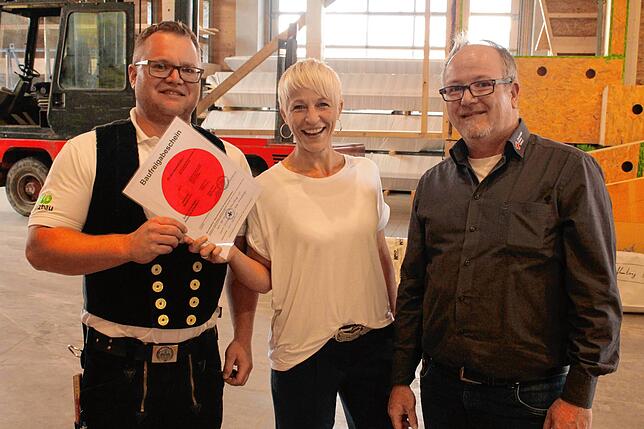 Endlich ist der rote Punkt da. Christina Meckes ( Mitte) und Tobias Rosenstiel (rechts) übergeben ihn an Robert Held. Jetzt kann gebaut ...