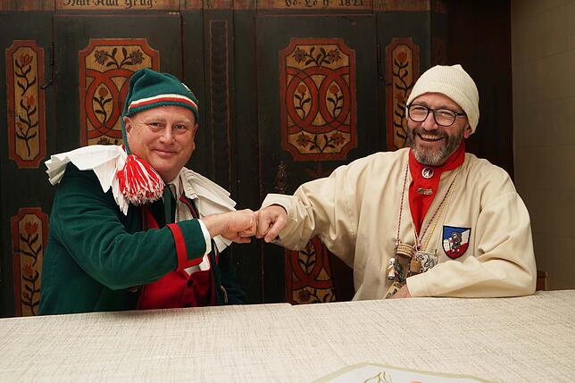 Die Narren gehen riesige Schritte aufeinander zu – und die beiden Zunftmeister freuen sich über die Freundschaft (von links): Tobias ...