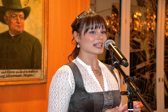 Bodenseeweinprinzessin Lena Frank würdigte Hagnaus Winzer als wahre Helden, die sich jeden Tag im Einklang mit der Natur um ihre Reben ...