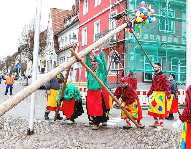 Gleich steht der Hexenbesen. Dann kann das Jubiläumsfest losgehen.