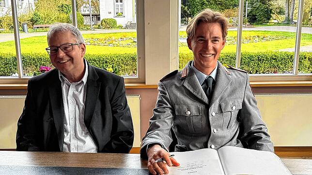 Junioren-Weltmeister Fabian Kaskel trug sich ins Goldene Buch der Stadt Bad Säckingen ein. Bürgermeister Alexander Guhl würdigte den ...