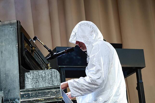 Bild 17: Hier spielt die Musik! Fans tanzen vor den Bühnen beim Campus-Festival 2025