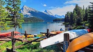 Im Westen der Pazifik, im Osten der Atlantik – und dazwischen ganz viel Natur. Das ist Kanada. Hier der Maligne Lake im ...