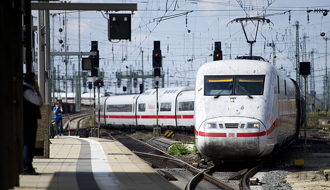 Verkehr und seine komplizierten Netze: Die Bahn testet die Blockchain, um kundenfreundlicher zu werden.