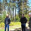 Mit dem Experten auf der Suche nach dem Auerhuhn (von links): Armin Hasenfratz aus Friedenweiler, Bürgermeister Tobias Link aus ...