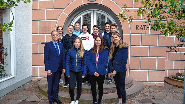 Der aktuelle Jugendgemeinderat bei seiner Verpflichtung vor zwei Jahren (vorne von links): Bürgermeister Johannes Moser, Amelie Arians, ...