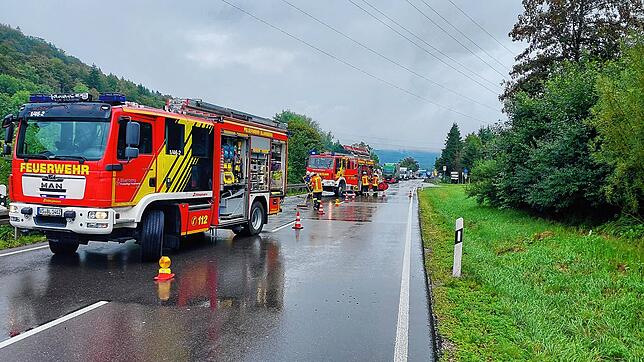 Während der Sicherung der Unfallstelle durch die Feuerwehr Blumberg ist die Bundesstraße 27 voll gesperrt.