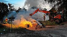 Strohballen in Brachenreuthe fingen aus bislang unbekannten Gründen am Sonntag Feuer.