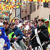 Narrensamen und Narronen ziehen am Ersten Faißen als Tschättermusik die Laufenburger Hauptstraße hinab.
