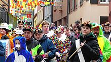 Narrensamen und Narronen ziehen am Ersten Faißen als Tschättermusik die Laufenburger Hauptstraße hinab.