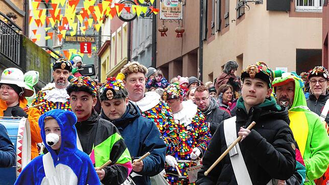 Narrensamen und Narronen ziehen am Ersten Faißen als Tschättermusik die Laufenburger Hauptstraße hinab.
