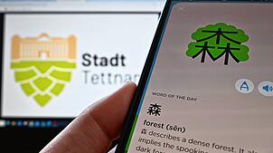 Chinesische Schriftzeichen in einer Lern-App. Als Gedächtnisstütze werden sie als das ausgefüllt, was sie meinen: links Mund, rechts ...