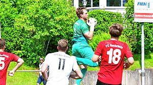 Endstation Simon Krause: Der Schlussmann des FC Hochrhein war beim 1:1 seiner Elf bei der SG FC Wehr/Brennet einer der Garanten für das ...