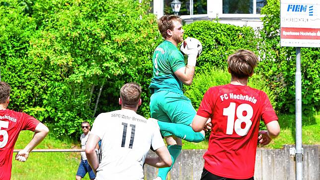Endstation Simon Krause: Der Schlussmann des FC Hochrhein war beim 1:1 seiner Elf bei der SG FC Wehr/Brennet einer der Garanten für das ...