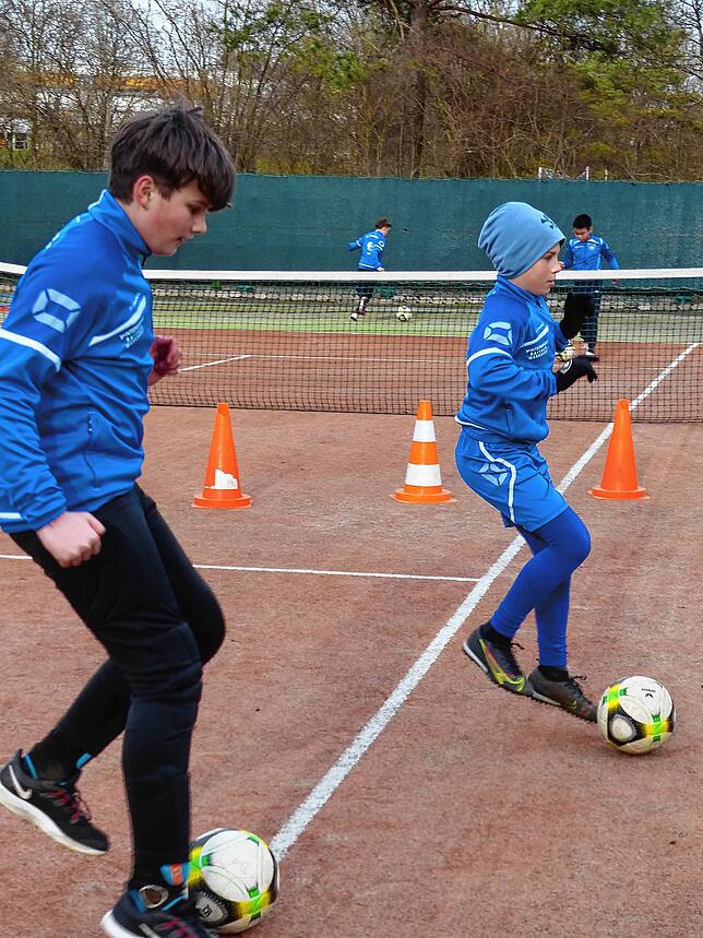 Nico, 12, (links) und Florian, 10 Jahre, freuen sich übers Training im Freien. Die Tennisabteilung hat ihren Platz zur Verfügung ...