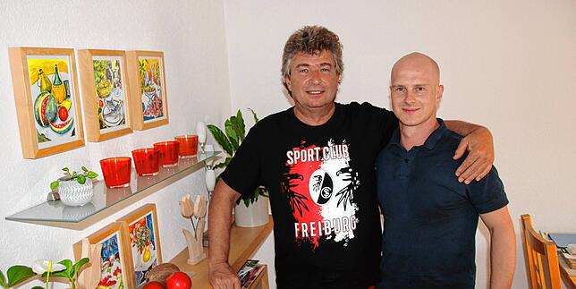 Andreas Greis (links), Sohn von Adolf Greis, und Marc-Philipp Greis, Enkel des Künstlers, im Esszimmer des Hauses in Wollmatingen. Links ...