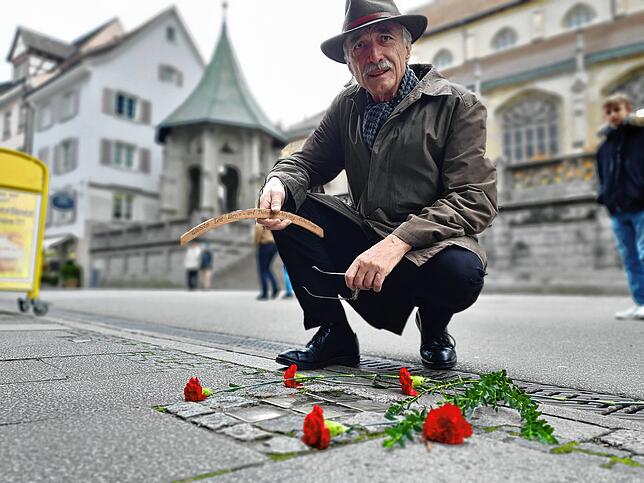 Oswald Burger zeigt einen Kleiderbügel aus dem Geschäft von Wilhelm Levi, dessen Geschäft von den Nazis geschändet wurde.