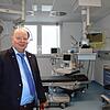 Krankenhaus-Geschäftsführer Michael Hanke öffnet die Tür zum neuen Operationssaal im Erdgeschoss des Ärztehauses.