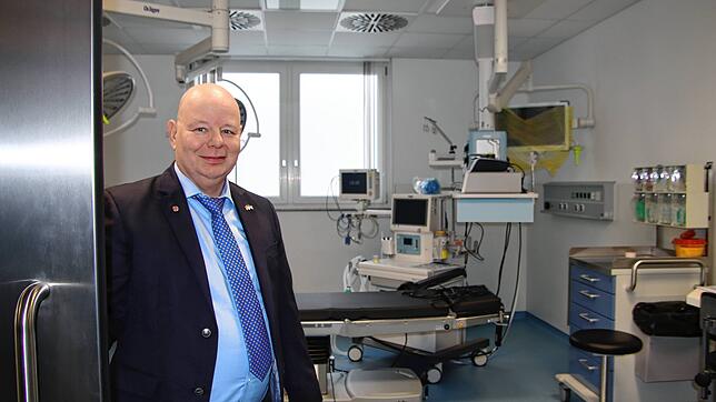 Krankenhaus-Geschäftsführer Michael Hanke öffnet die Tür zum neuen Operationssaal im Erdgeschoss des Ärztehauses.