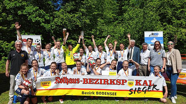 So sehen Sieger aus: Der SC Konstanz-Wollmatingen gewinnt den Bezirkspokal.