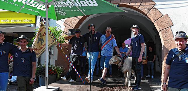 Begeistert tanzte der Bockgötti Markus Roth mit dem frisch getauften Chilbibock Markus der Traditionsbewusste und zusammen mit den ...