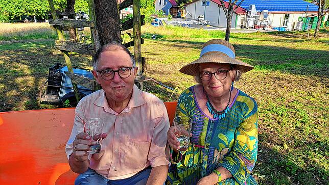Beate und Martin Hug aus Bermatingen kosten auf der Streuobstwiese einen Saft aus der Mosterei.
