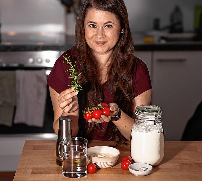 Isabelle Arndt mit den Zutaten für Focaccia.