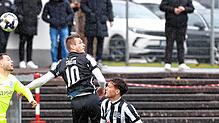 Der FC 08 Villingen (Marcel Sökler beim Kopfball und Karlo Kuranyi) verliert 0:1 gegen die Stuttgarter Kickers.