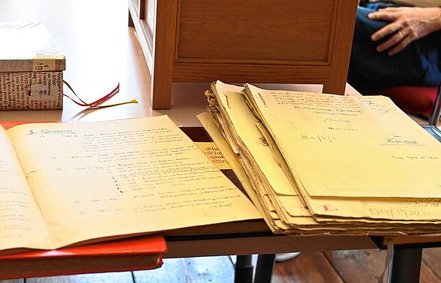 Der Inhalt der Bundeslade. Verzeichnisse und Schriften über Pfandgeld, Schulden, Weideberechtigungen und mehrere Chroniken. Die früheste ...
