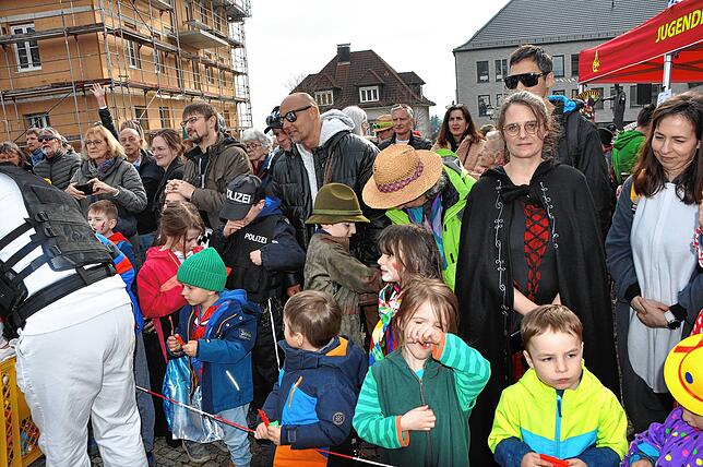 Bild 6: Beste Einblicke zum Narrenbaumsetzen in Markdorf – so feiert die Stadt!