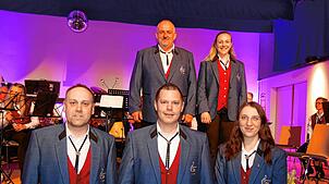 Die musikalischen Leiter und der Vorstand in der neuen Uniform. Hinten (v.l.): Manfred Müller, Lena Bollin. Vorn: Andreas Müller, Timo ...