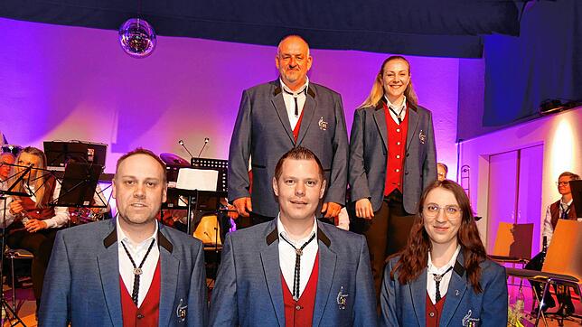 Die musikalischen Leiter und der Vorstand in der neuen Uniform. Hinten (v.l.): Manfred Müller, Lena Bollin. Vorn: Andreas Müller, Timo ...