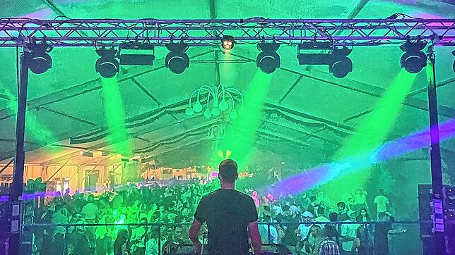 Die beiden DJ´s, DJ Beats und DJ Play it loud, wollen ordentlich für Stimmung sorgen. Foto: KLJB